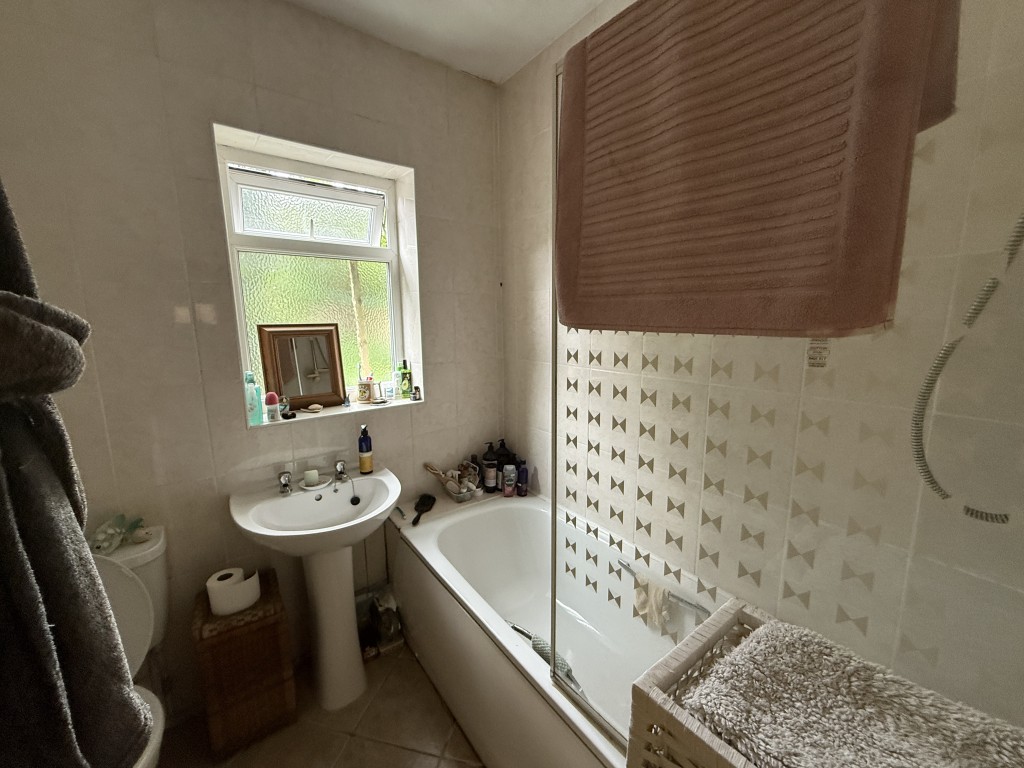 Lot: 146 - FREEHOLD HOUSE FOR INVESTMENT - Bathroom